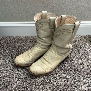 White/cream vintage Justin cowboy boots. Men’s 7.5, fit as women’s 9.